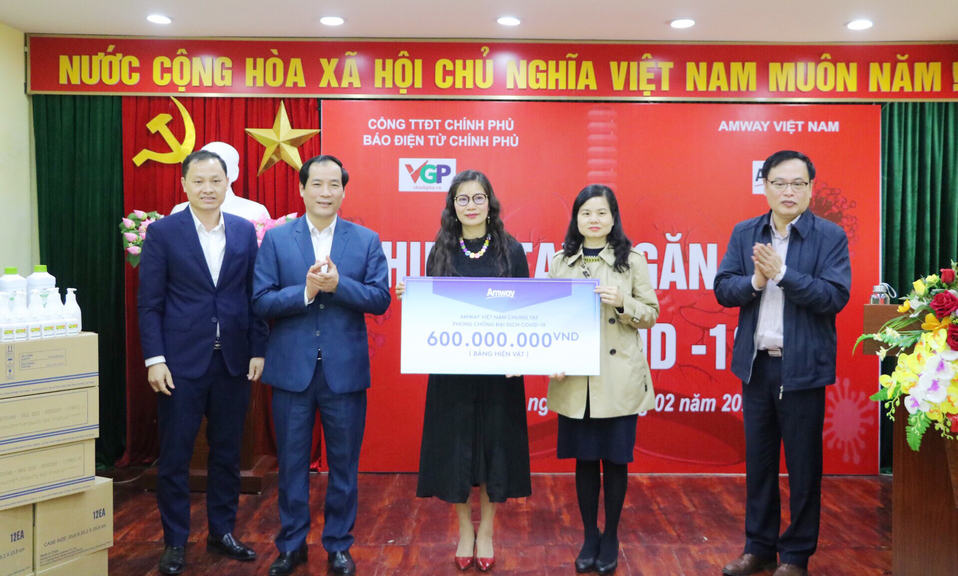 Trao tặng tỉnh Lạng Sơn sản phẩm phòng, chống dịch Covid-19

